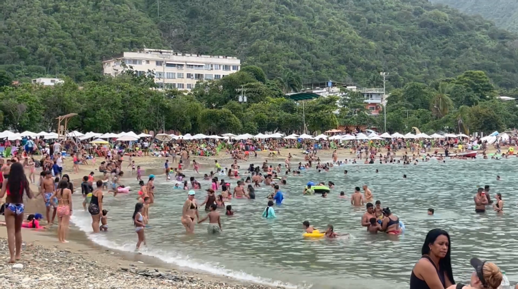Bañistas colman playas de La Guaira este fin de semana