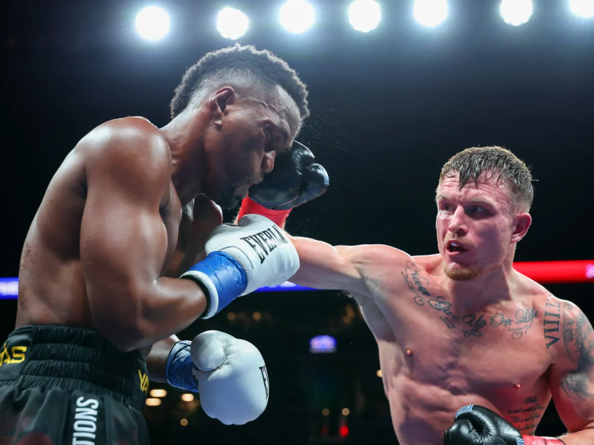 Dalton Smith se impone por KO Técnico a Subriel Matías