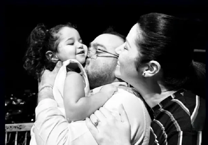 Los actores venezolanos Daniela Alvarado y José Manuel Suárez compartieron la primera foto junto a su hija Olivia