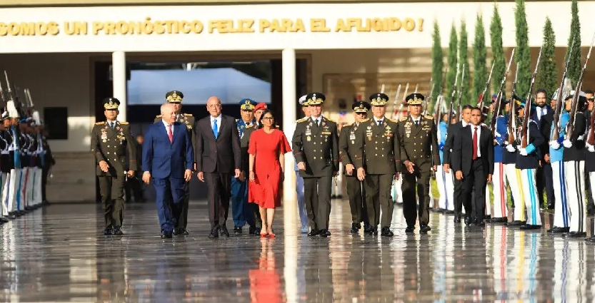 Delcy Rodríguez recibió insignias de comandante en jefe de la FANB y ordeno diseñar sistema defensivo