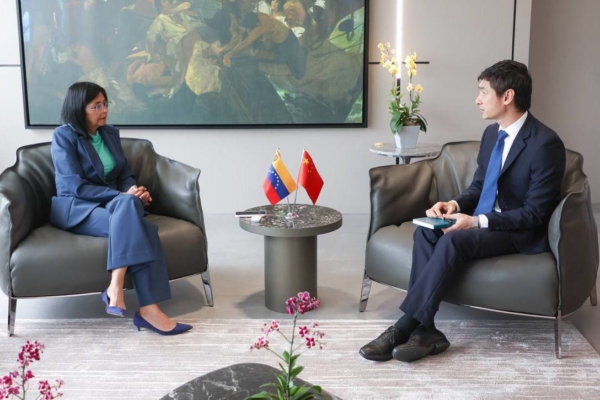 Presidenta Delcy Rodríguez se reúne con embajador chino