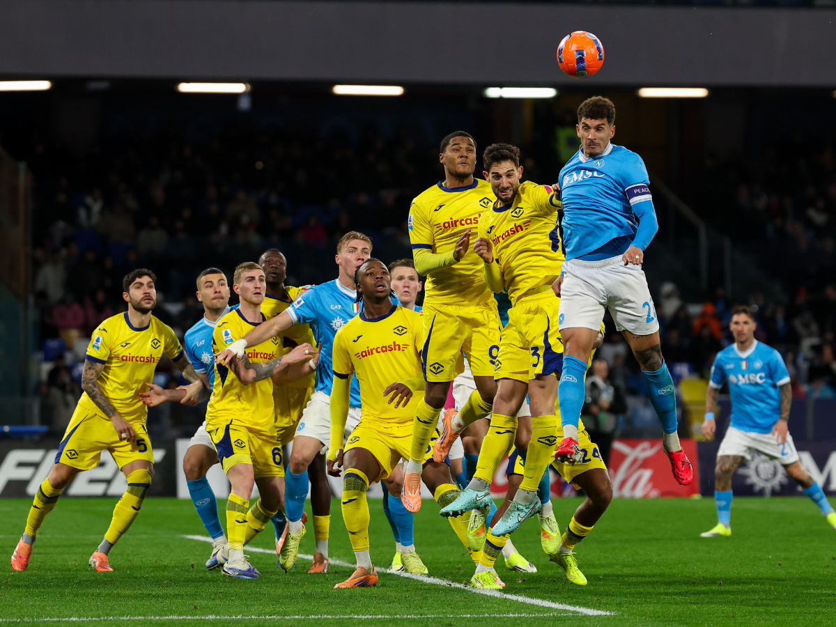 El Napoli evitó resbalar ante el Hellas Verona
