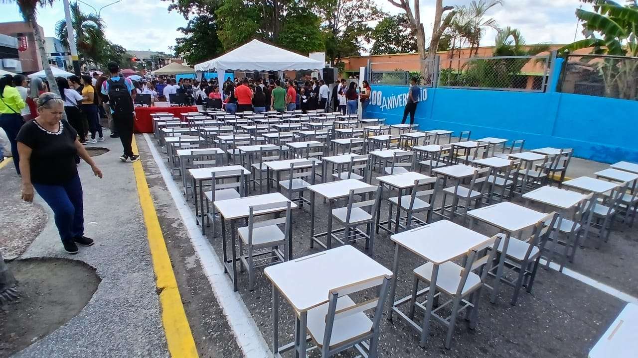 Dotan con mil mesasillas a icónica escuela de Yaritagua en Yaracuy