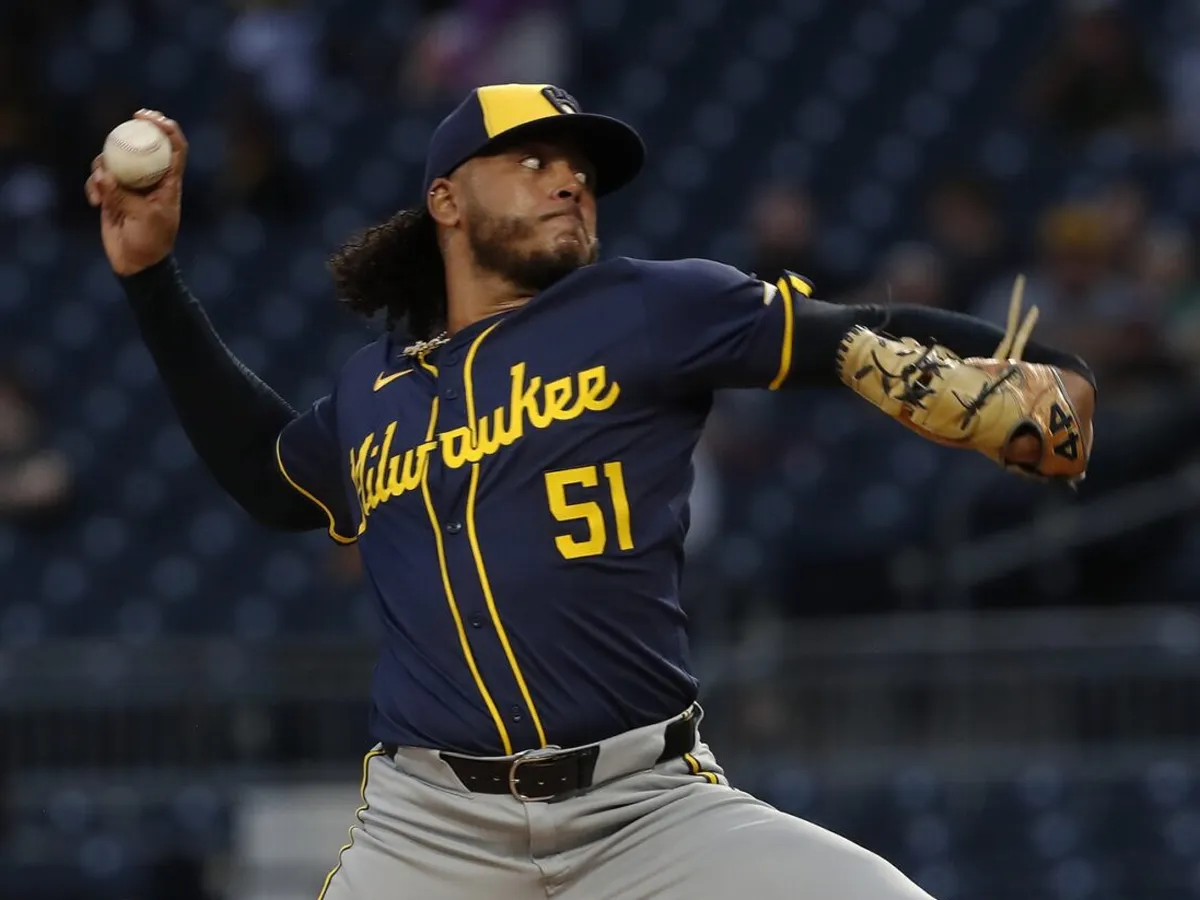 Los Cerveceros sigue escuchando ofertas por Freddy Peralta