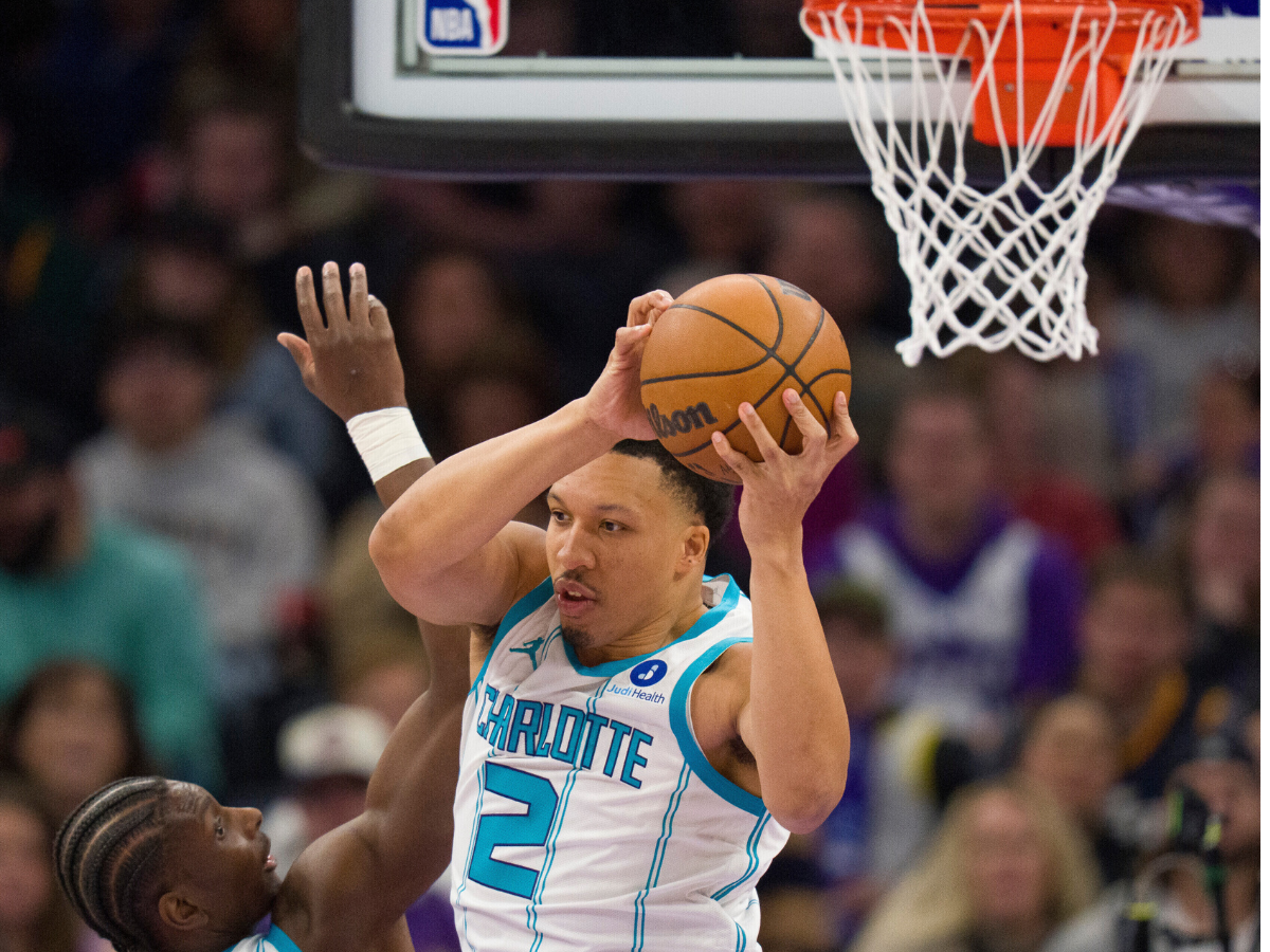 Hornets logran aplastante ventaja en victoria ante Utah