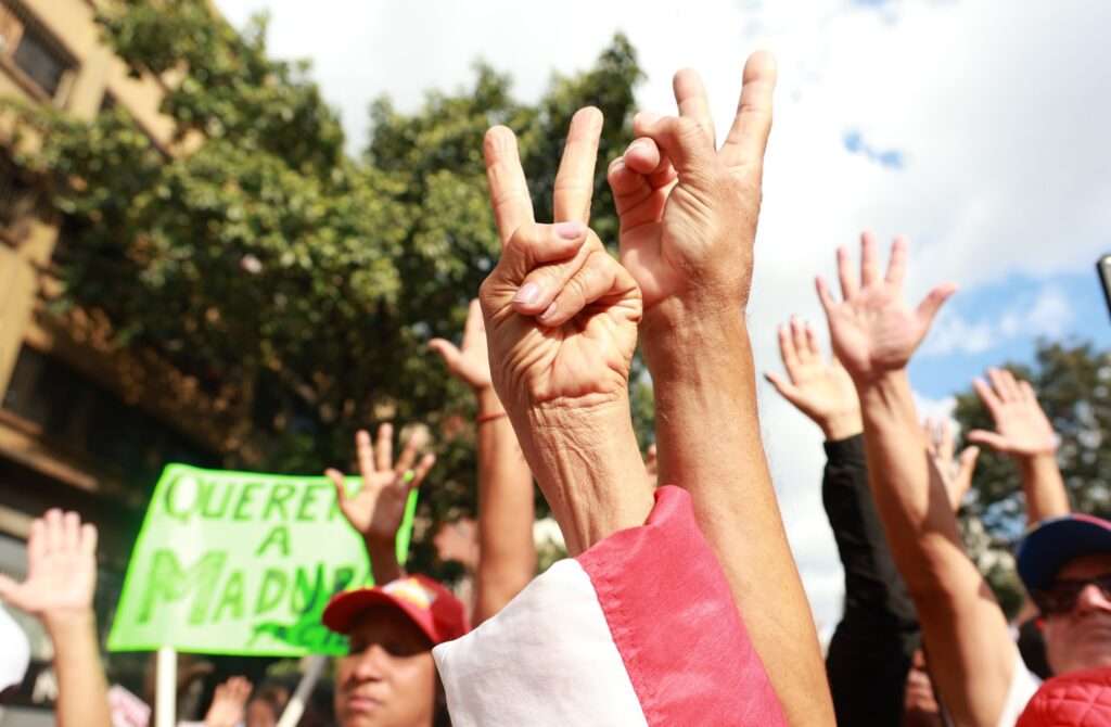 Historiadores constituyen frente por la liberación de Maduro y Flores