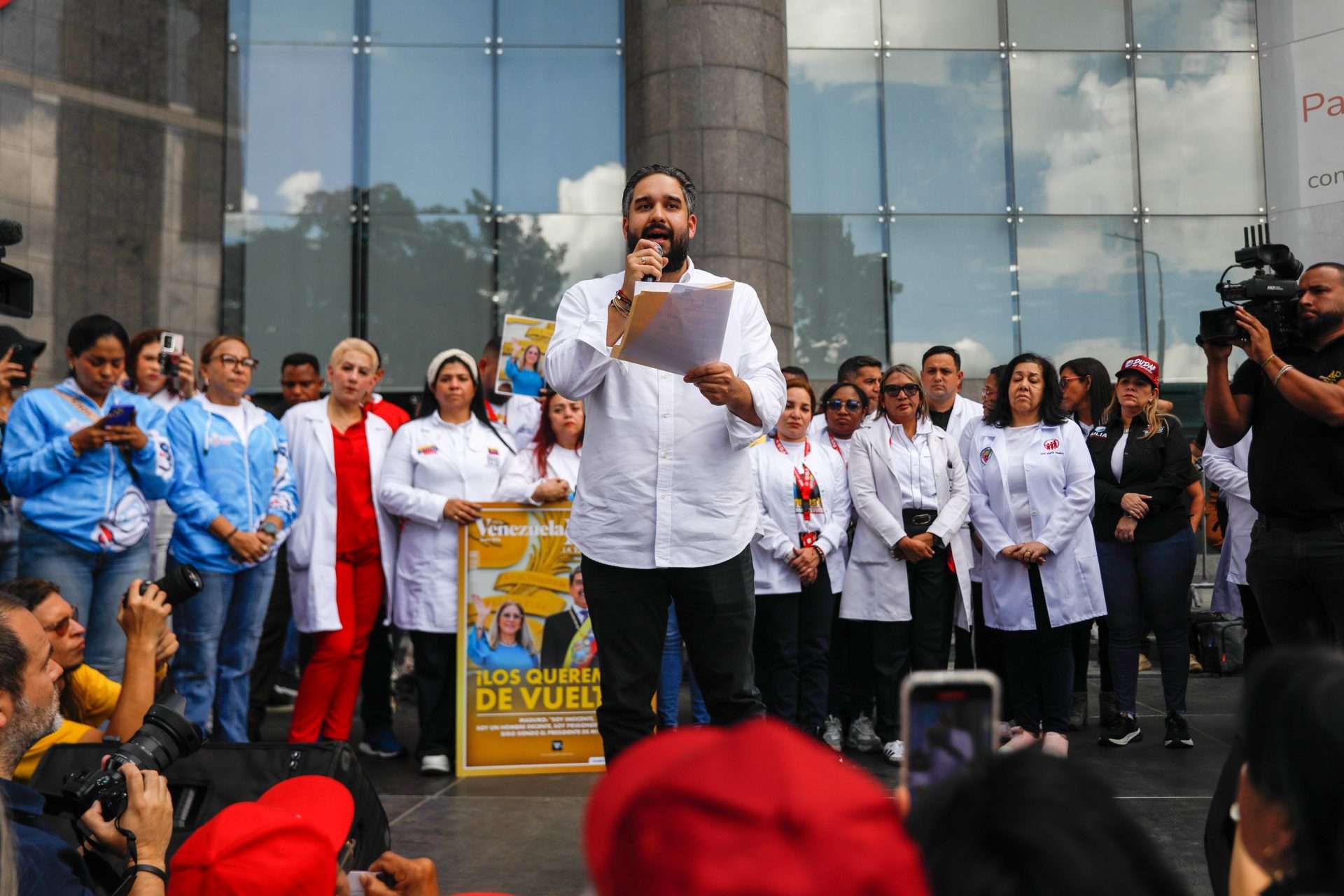Consignan carta ante sede del PNUD para exigir la libertad de Maduro y Flores