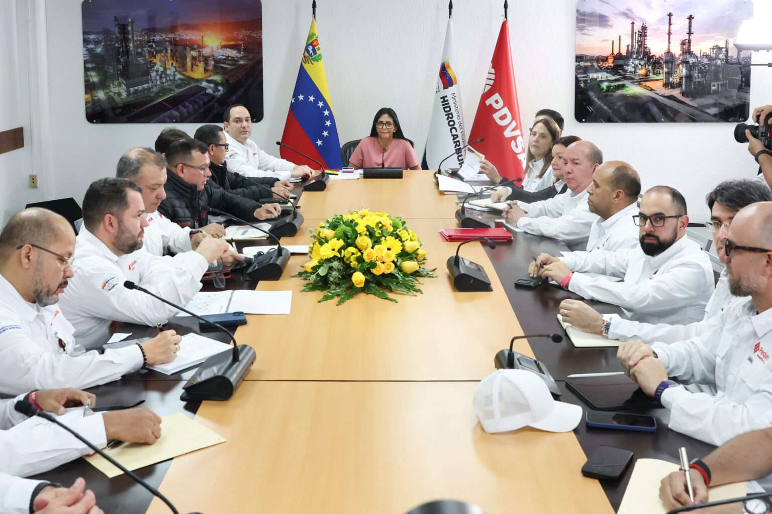 Ejecutivo pulsa estrategias para impulsar la producción petrolera 2026