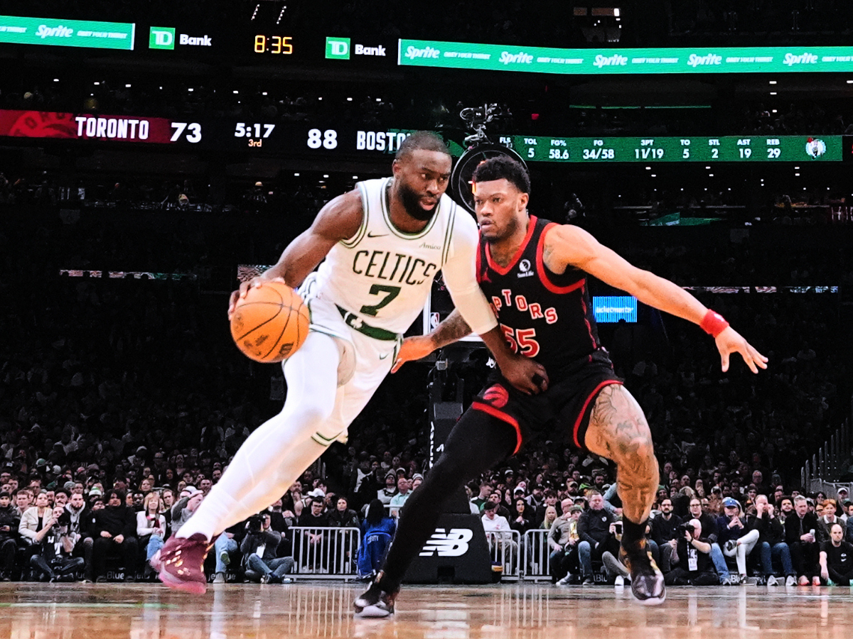 Pritchard anota 28 puntos y Celtics vencen 125-117 a Raptors