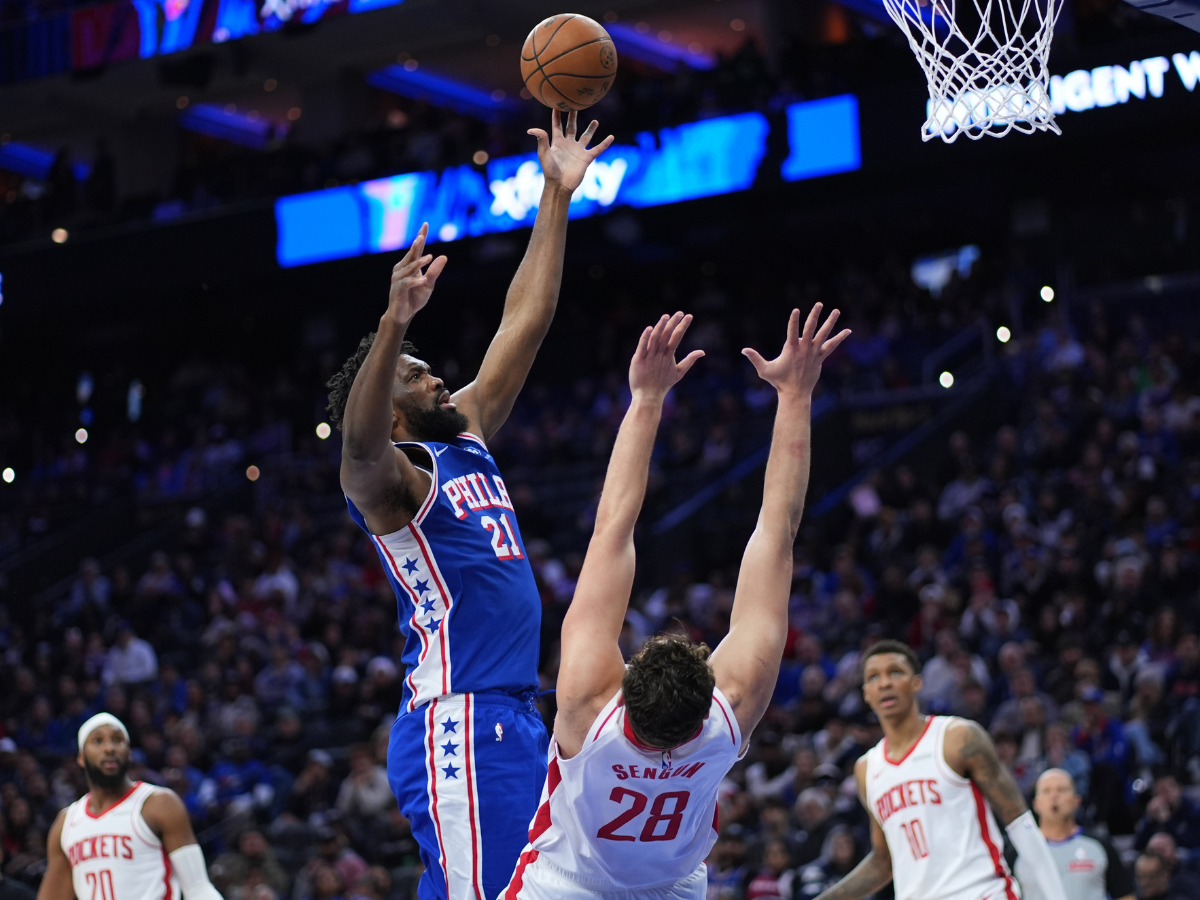 Joel Embiid domina y guía el triunfo de Philadelphia