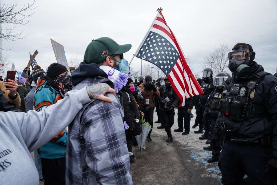 Tribunal prohíbe al ICE uso de la fuerza contra manifestantes en Minnesota