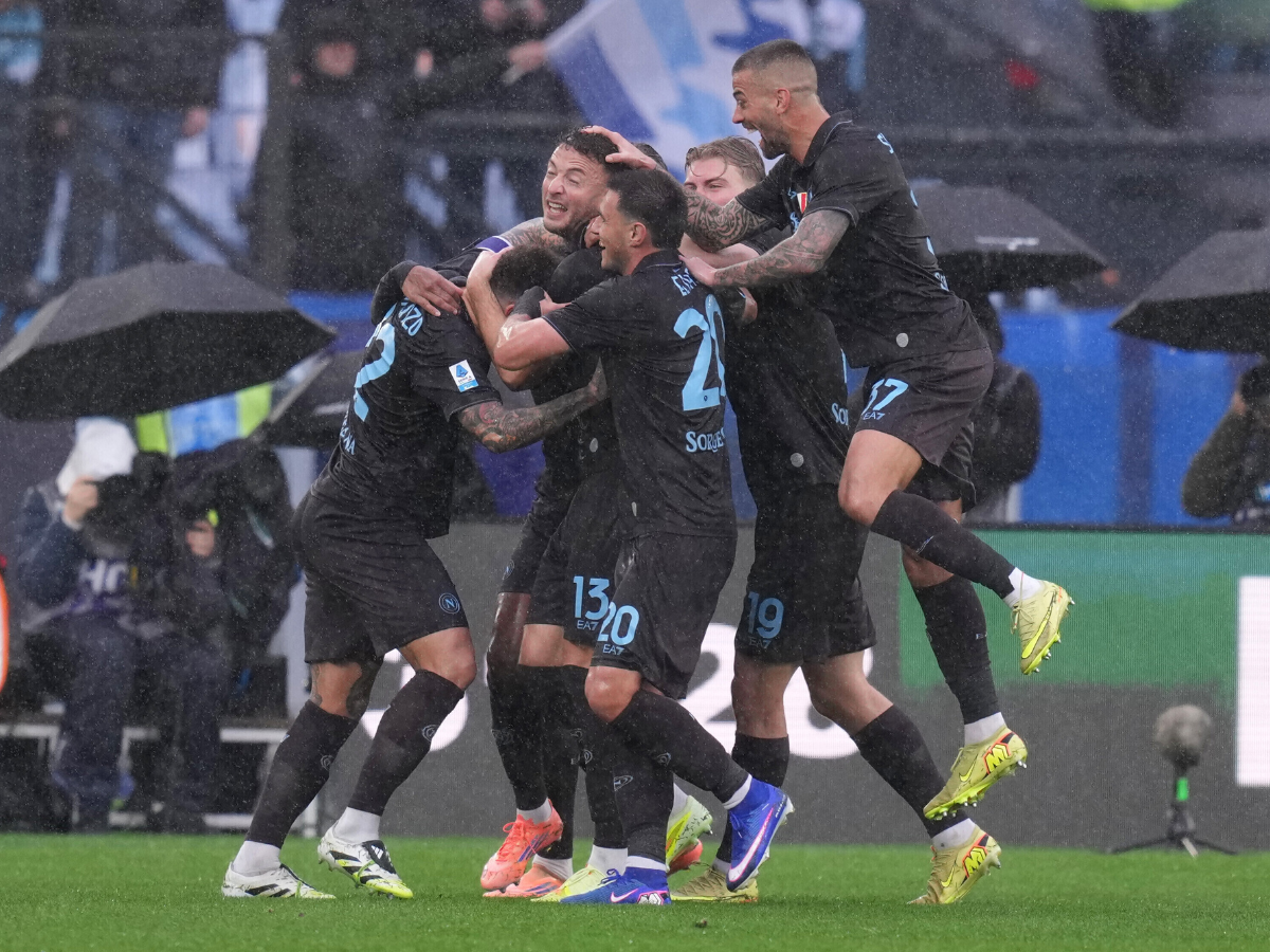 Napoli vence 2-0 a Lazio en un caótico desenlace