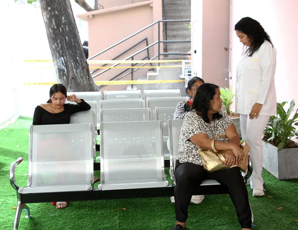 Nueve servicios médicos dan a jóvenes y adultas de La Candelaria