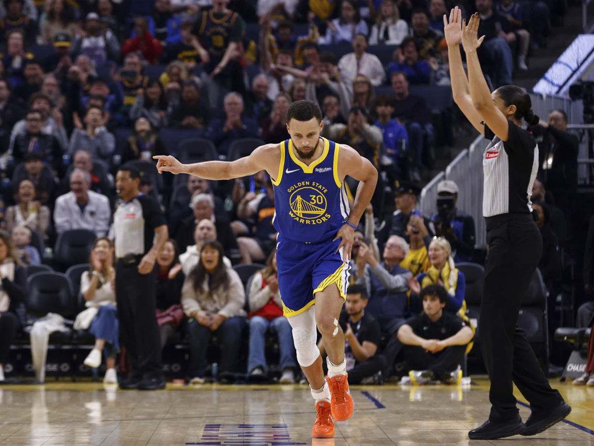 Curry guió victoria de los Warriors en su regreso a la duela