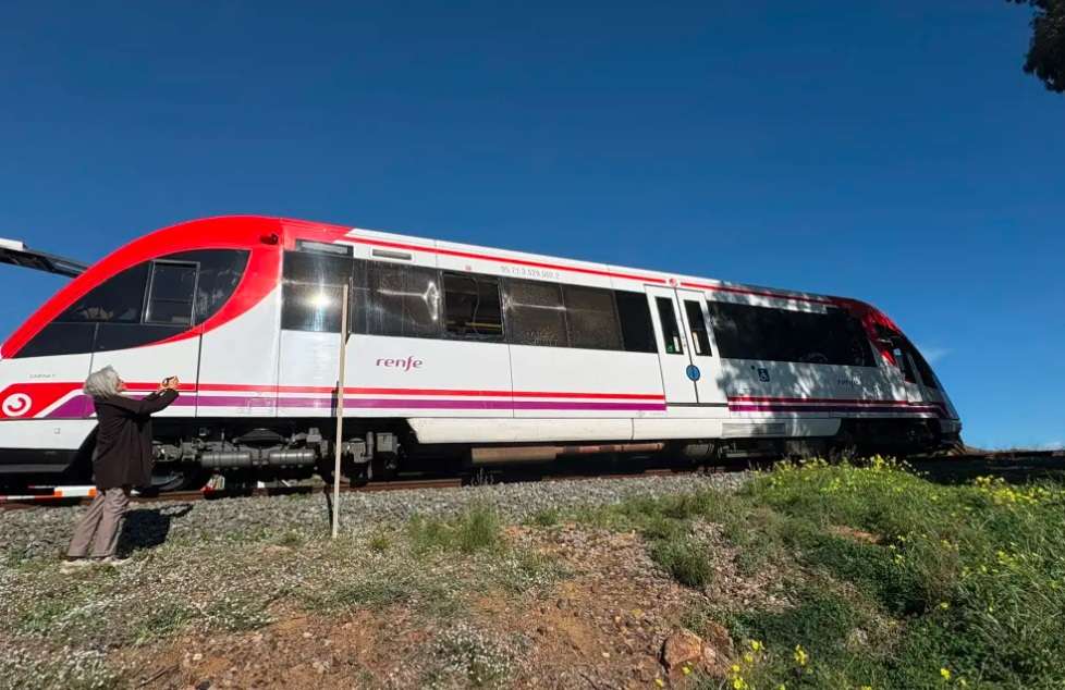 Choque de tren contra una grúa deja cuatro heridos en España