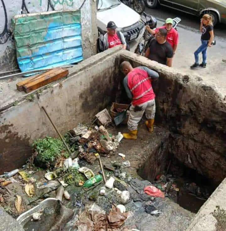 Limpian quebradas y torrenteras en Caracas