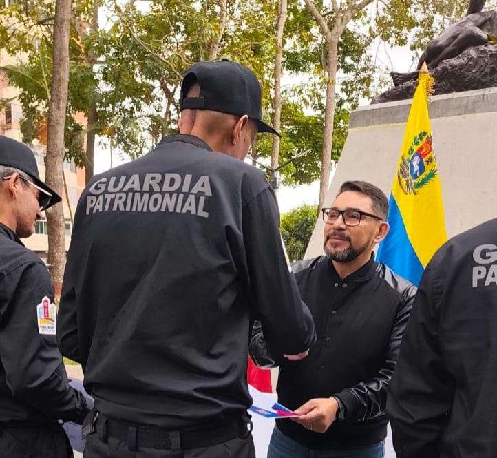 Dotan de uniformes a guardias patrimoniales en Guaicaipuro