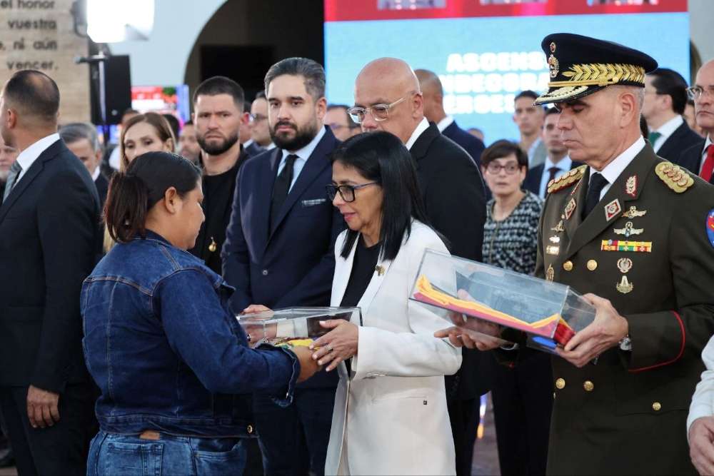 Honores a los combatientes y víctimas de la agresión imperialista