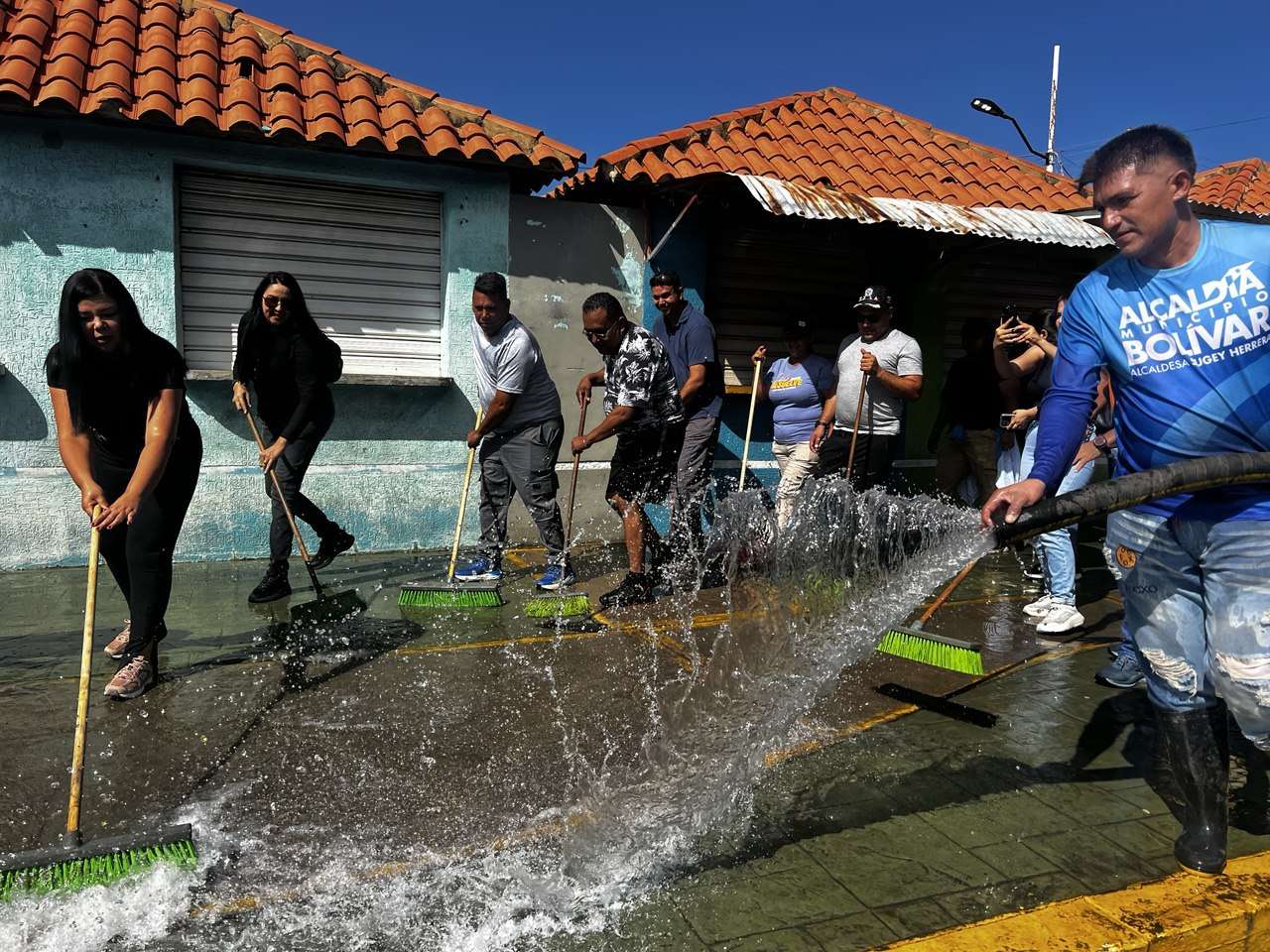 Cuadrillas de limpieza se desplegaron en Barcelona este 1° de enero
