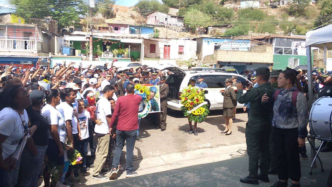 En Puerto La Cruz rinden honores a sargento muerto en bombardeo
