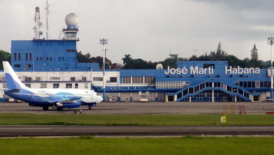 Cuba avisa a aerolíneas que le resta menos de 24 horas de combustible