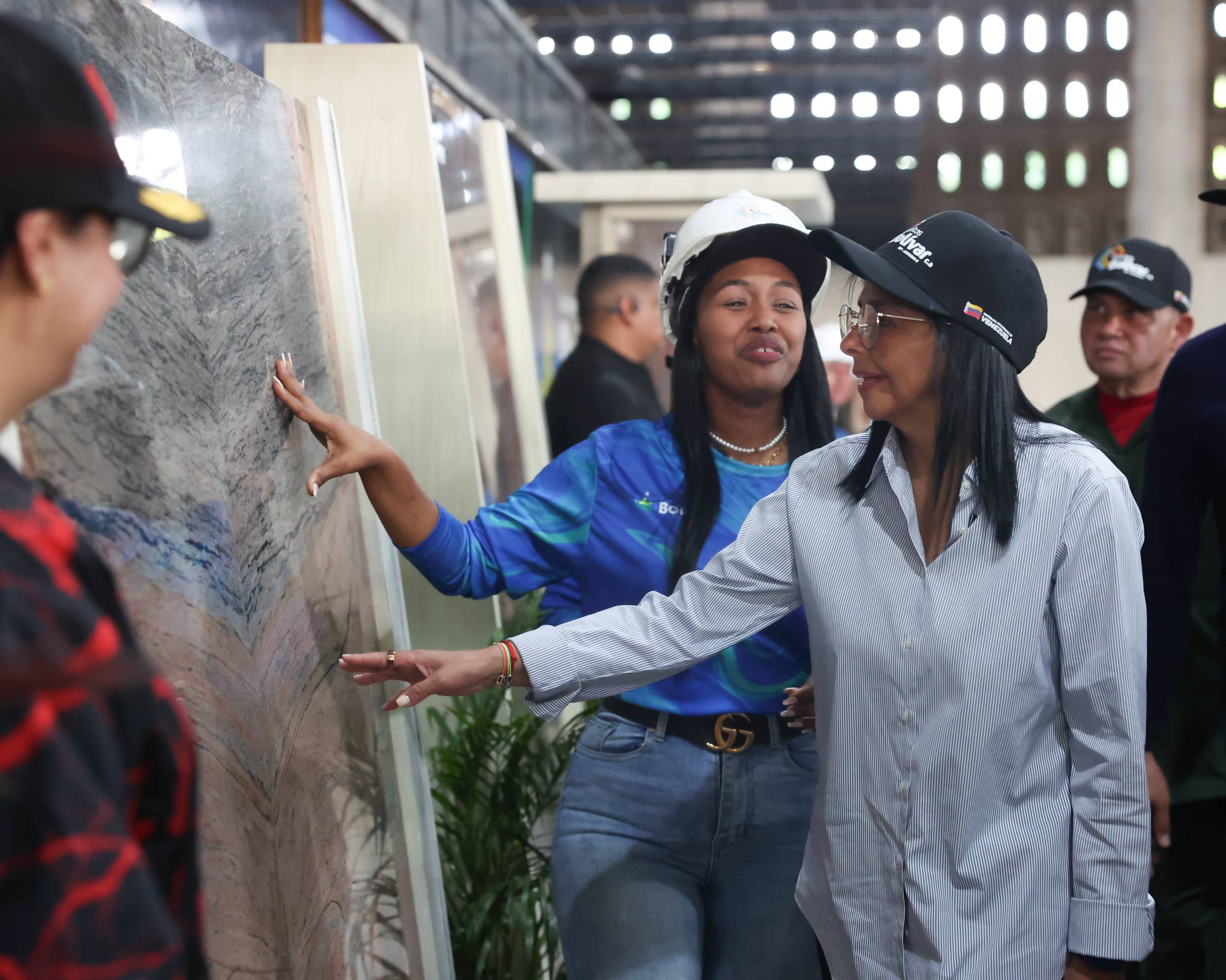 Presidenta Delcy Rodríguez visitó empresa granitera en Bolívar