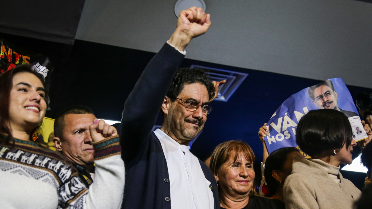 Cepeda salta “arbitrariedad” del CNE de Colombia e inscribe su candidatura