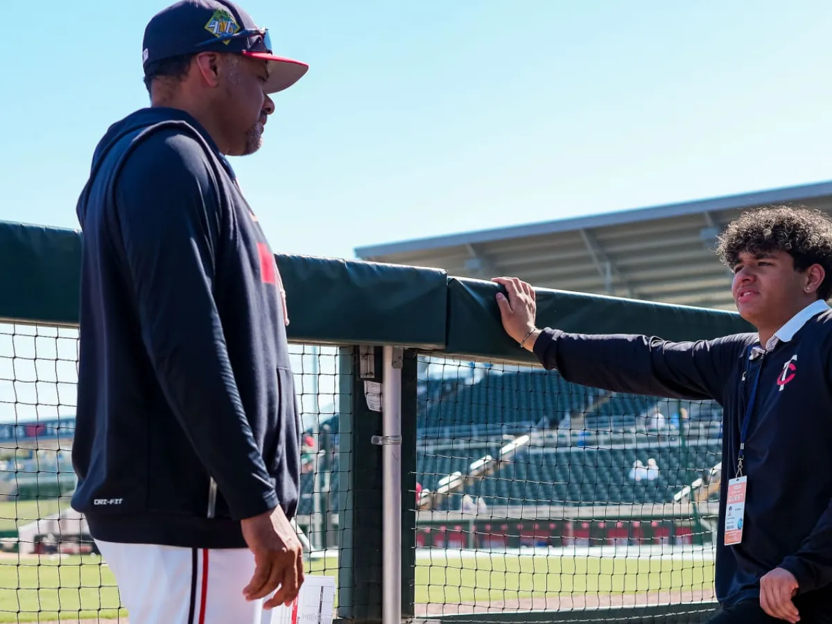 Santana y su hijo comparten en el campamento de Minnesota