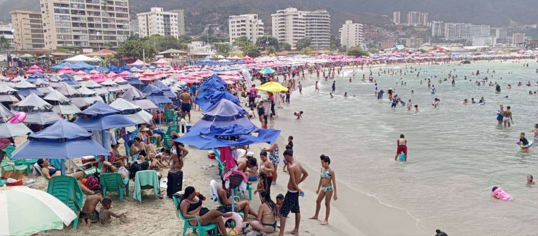 Alta afluencia marca inicio del Carnaval en playas de La Guaira