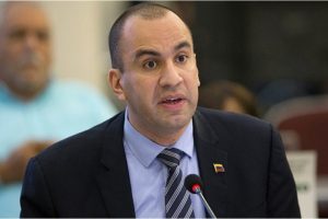 Madre de adolescente golpeado con un bate por instructor pide a Larry Lavoe detenerlo