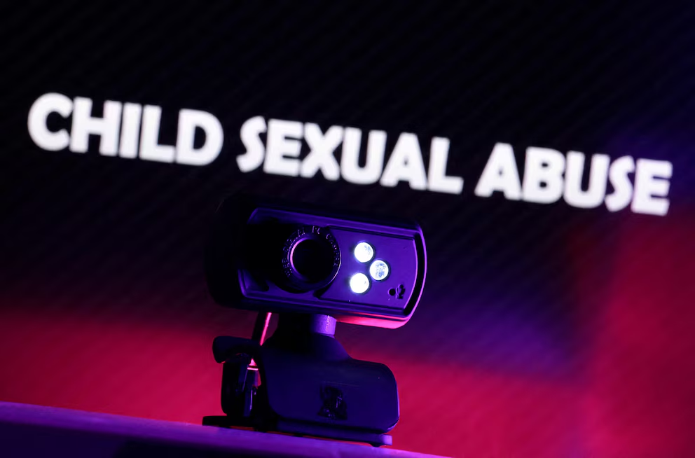 Cayó en Madrid un hombre que retransmitió vídeos en directo abusando de su hija para ganar dinero virtual y popularidad en internet