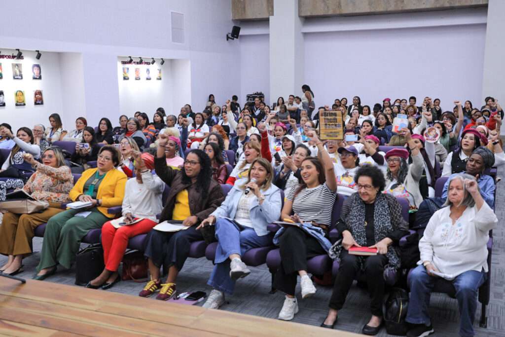 Mujeres del mundo conforman las "Brigadas de Solidaridad Internacional Cilia Flores por la Paz"