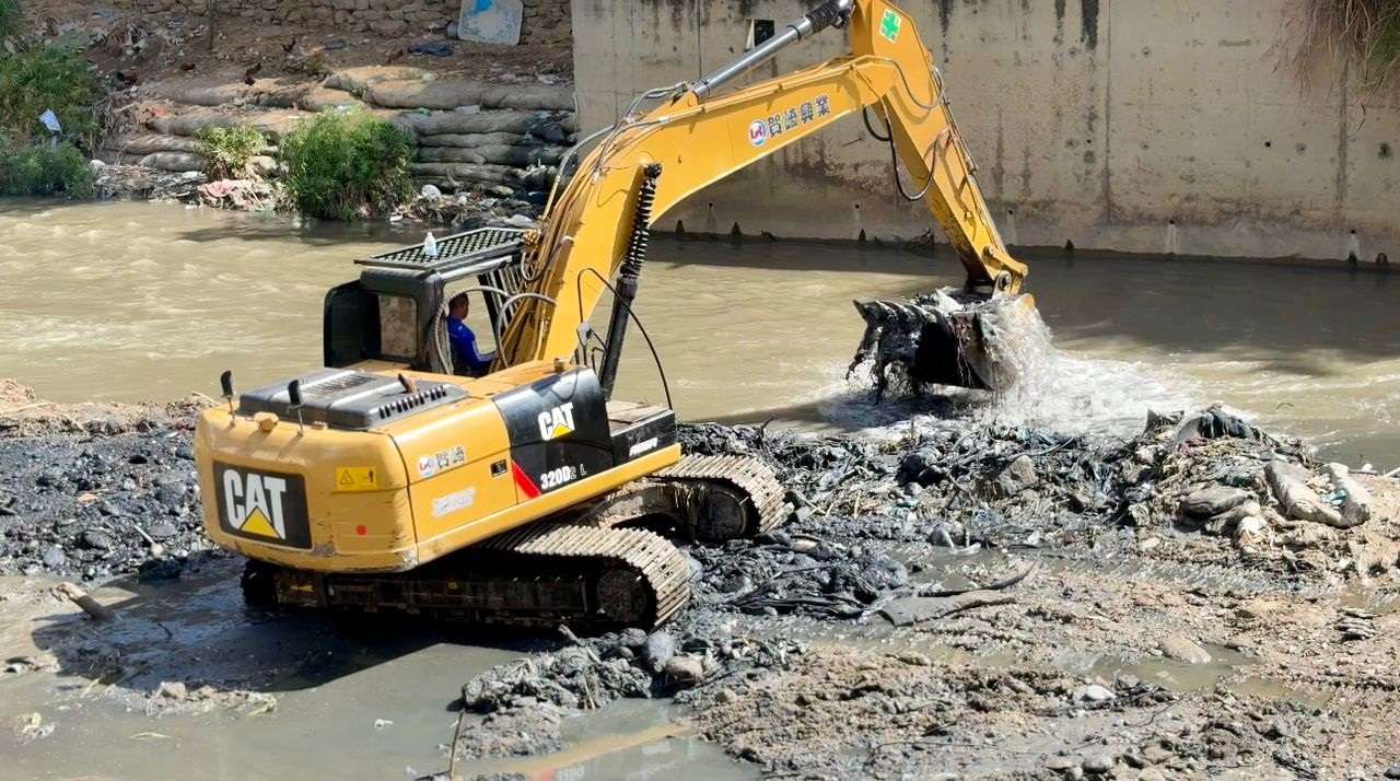 Realizan dragado del río Guaire en Petare Sur