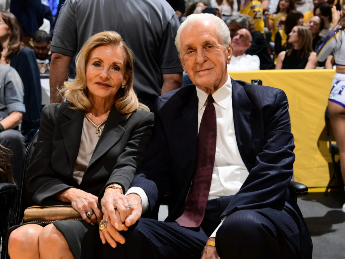 Lakers inauguran estatua en honor a Pat Riley