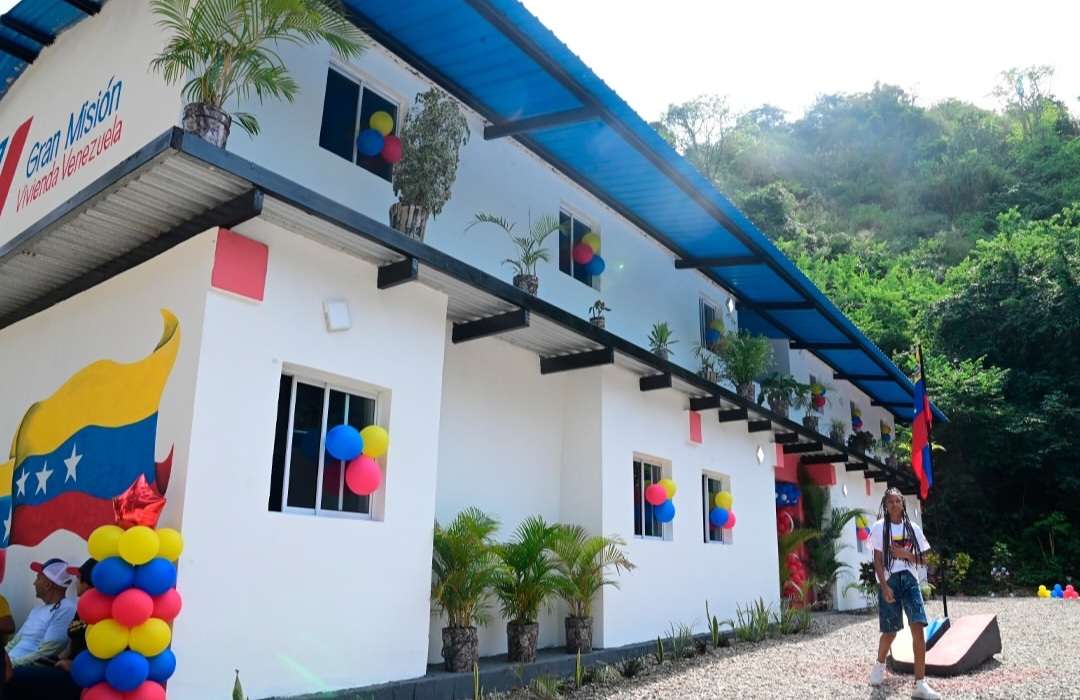 Entregan 27 viviendas a familias en Chichiriviche de la Costa