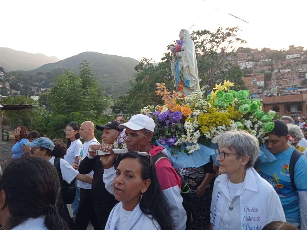 Virgen de Lourdes reunió a miles de fieles en el Waraira Repano