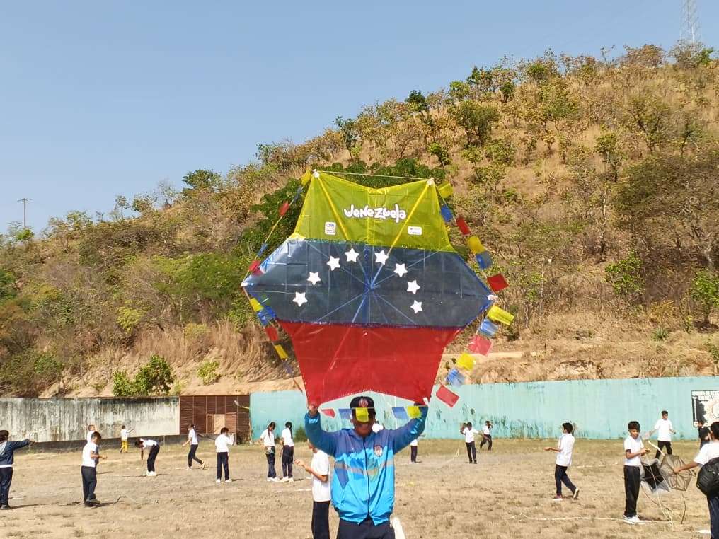 Cientos de papagayos pintaron los cielos de Cojedes