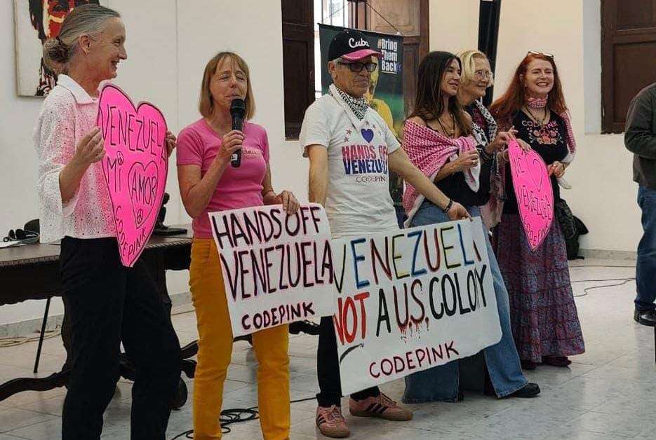 Presentan a brigadas internacionales avances del Estado Comunal en el país