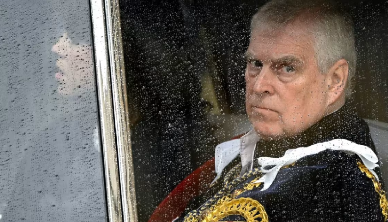 Difunden imágenes del momento que arrestan al expríncipe Andrés