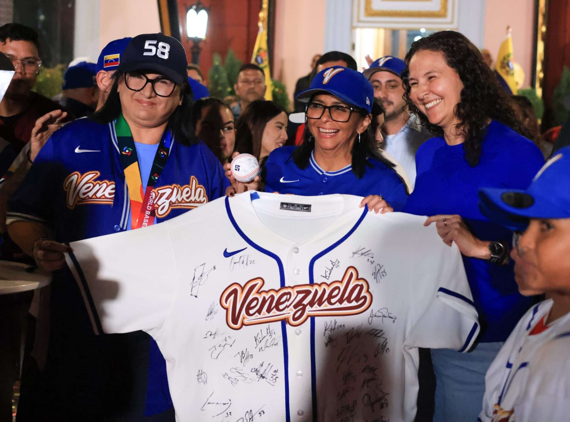 Presidenta (e) Delcy Rodríguez recibe Copa del Clásico Mundial de Bésibol