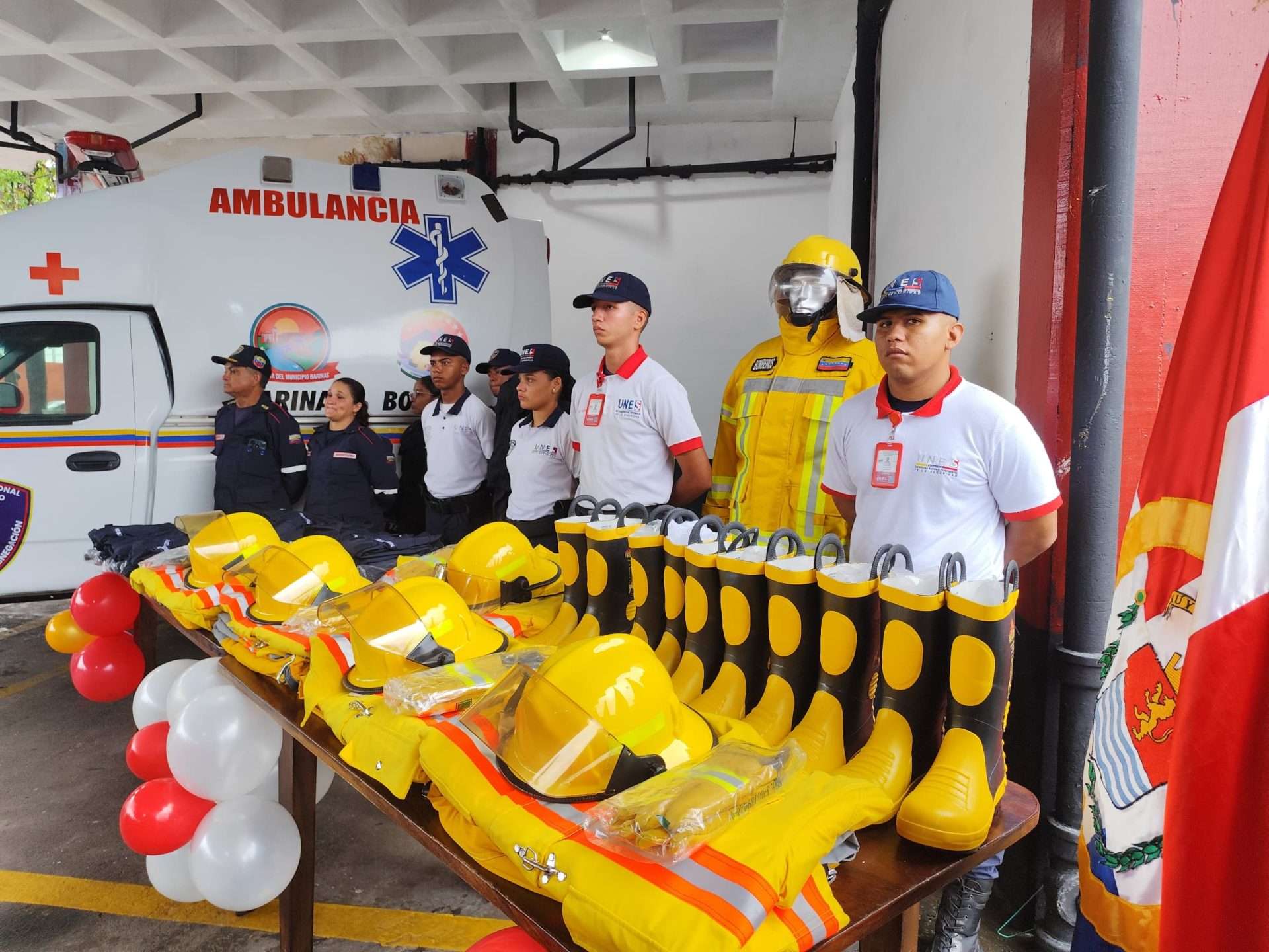 Dotan con equipos y ambulancia al Cuerpo de Bomberos de Barinas
