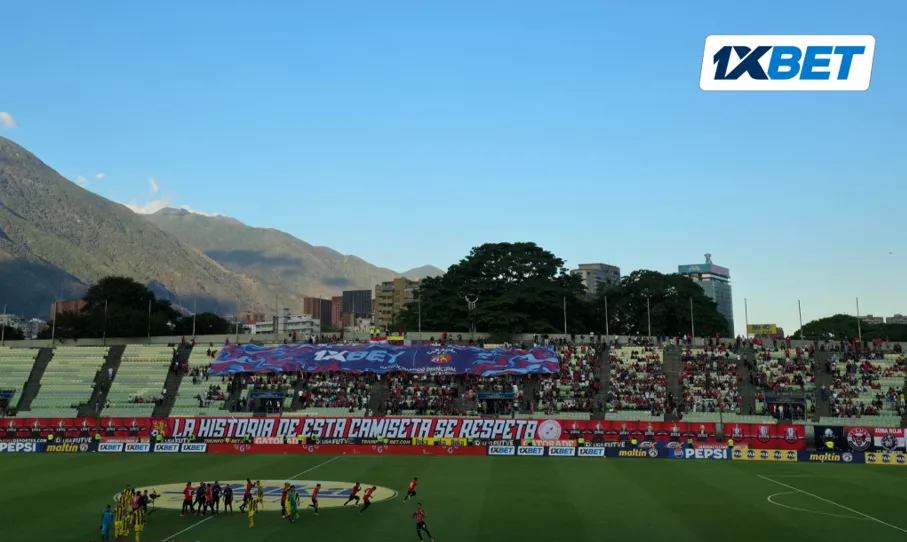 Bandera del tamaño de un edificio de 16 pisos: cómo los fans de Caracas FC apoyaron a su equipo ante Deportivo Táchira