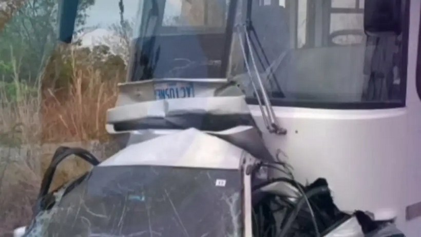 Accidente entre autobús y vehículo cobra la vida de una funcionaria de la PNB