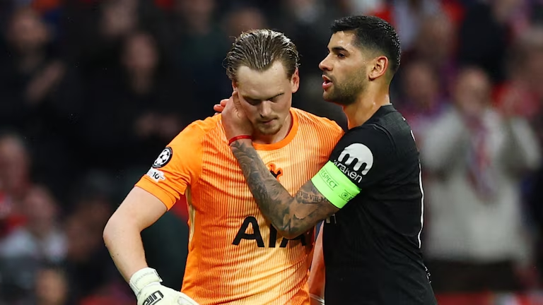 El posteo del arquero del Tottenham que fue reemplazado a los 17 minutos por sus errores