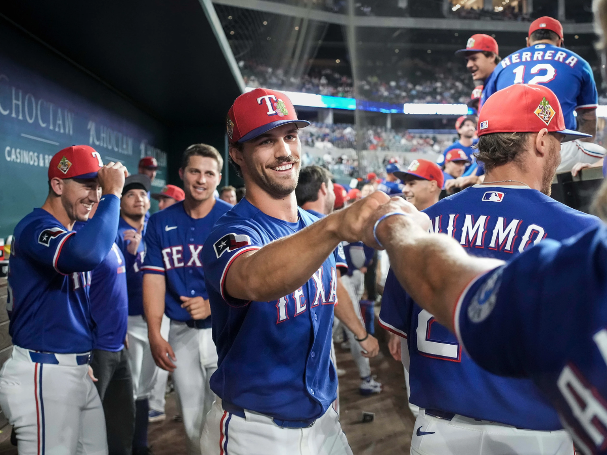 Pitcher de Texas recibe llamado a MLB durante visita monticular