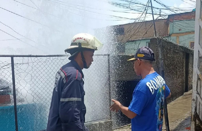 Rotura de tubería matriz afecta a viviendas en Catia: Evacuan a los habitantes