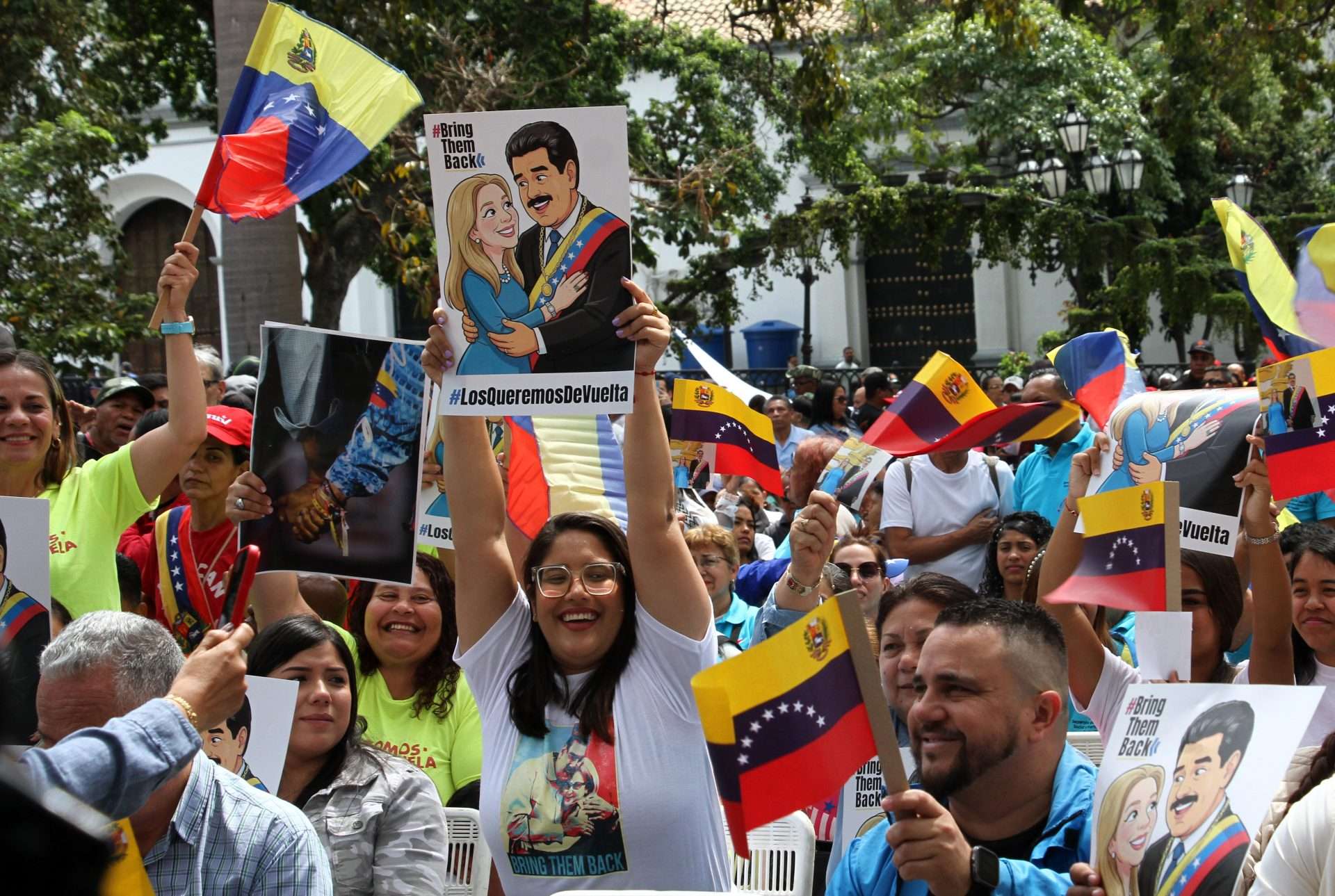 Pueblo exige desde la Plaza Bolívar liberación del presidente Maduro y Cilia