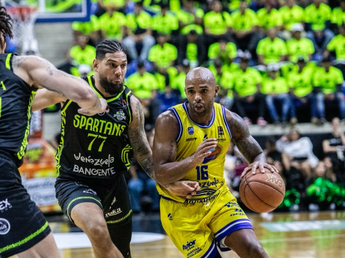 Marinos le ganó un juegazo a Spartans