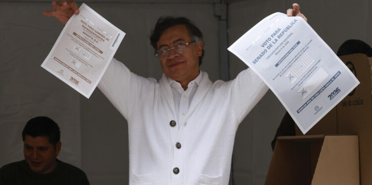 Gustavo Petro vota en las elecciones de Senado y Cámara de Representantes y exhorta a colombianos a elegir