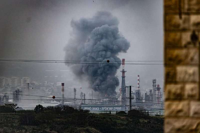 Irán lanza ataque contra la mayor refinería de Israel